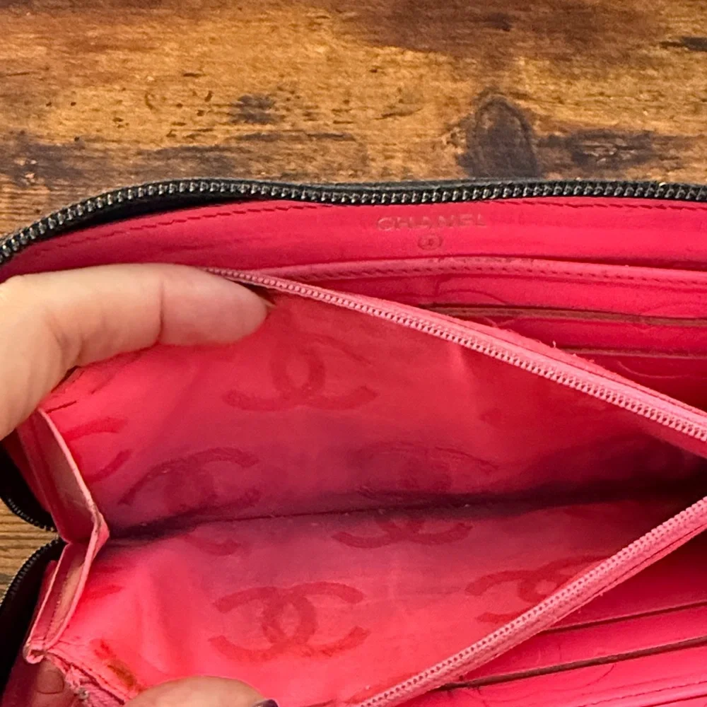 Chanel Black Quilted Zip Wallet w/COA & intact holo - Picture 8 of 16